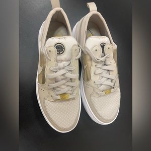 Women’s Nike sneakers brand new never worn size 8 but fit like a 7